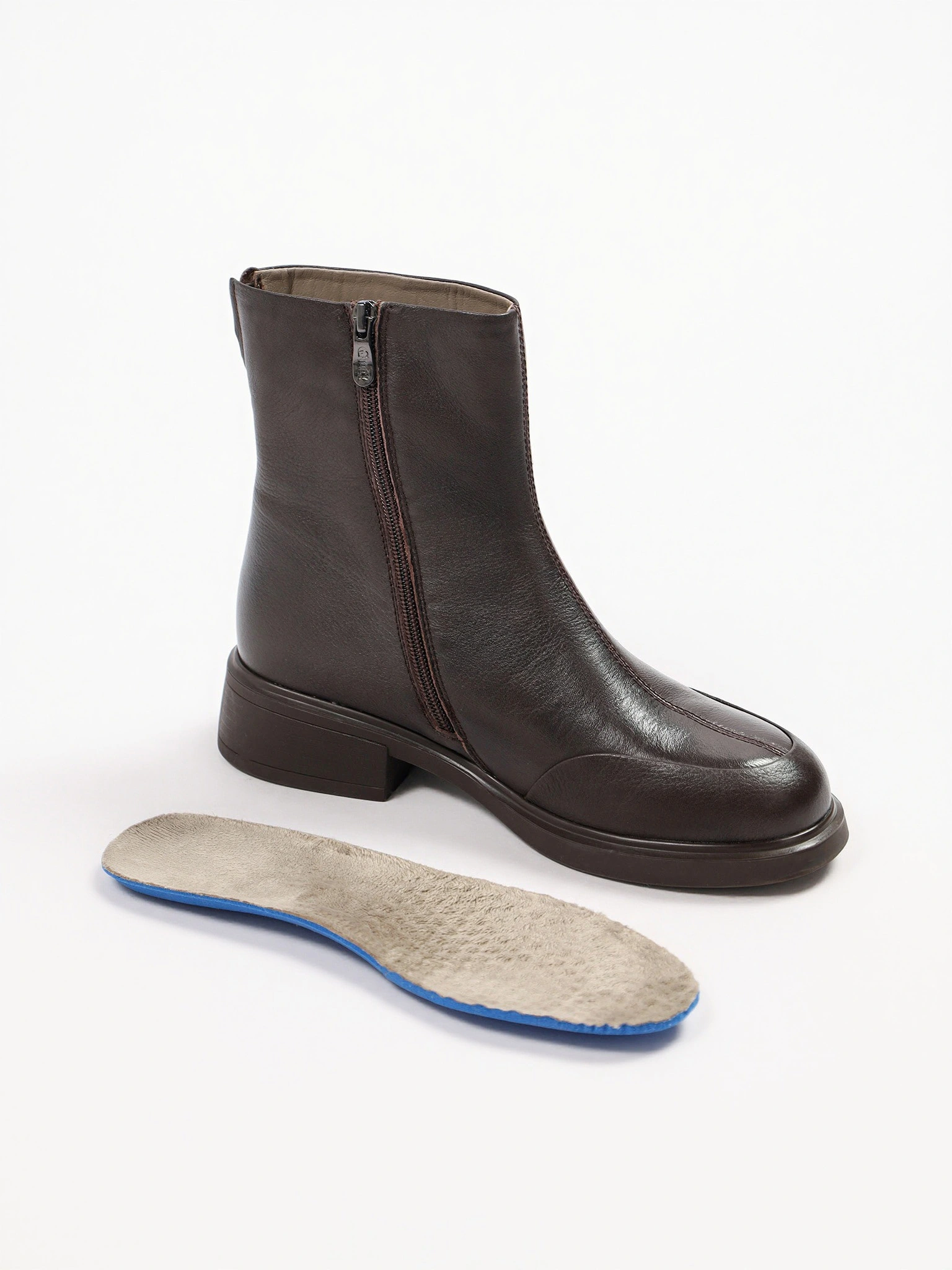 Ботинки темно-коричневого цвета на среднем широком каблуке